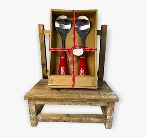Rae Dunn Christmas "CATTIVO e BELLO" Servizio Cucchiai Manici Ceramica Rossa, Nuovo con scatola - Foto 1 di 3