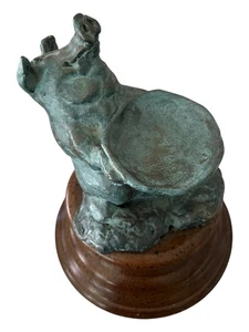 Plato de sujeción de cerdo de latón Lenox montado en soporte de madera - Imagen 1 de 6