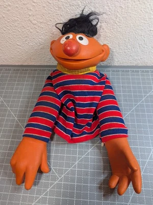 Marioneta de mano Ernie vintage de Plaza Sésamo de los años 70 cabeza de plástico duro de goma Foto 1 de 4