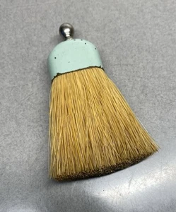 Escoba batidora de mano pequeña vintage mango de metal mesa antigua cepillo para migas miniatura - Imagen 1 de 6