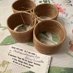 Azizi Life Ruanda Handarbeit Serviettenringe 4er Set Neu Hellbraun & Beige Farbe Streifen - Bild 1 von 4