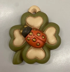 Quadrifoglio con coccinella Thun in ceramica da parete 8,5x9,5x2 cm collezione - Foto 1 di 3
