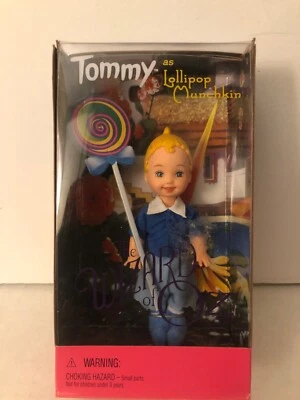 Barbie Mattel EL MAGO DE OZ -- TOMMY AS LOLLIPOP MUNCHKIN Muñeca NUEVA EN CAJA ¡Linda! Foto 1 de 2