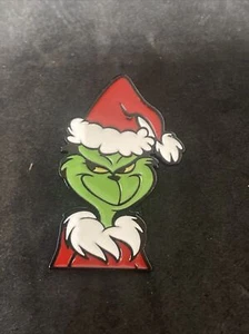 Der Grinch Film Figur Gesicht Weihnachten Nikolaus Mütze Emaille Metall Pin Lächeln - Bild 1 von 3