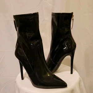 Shoe Dazzle Größe 7 Stiefeletten mit 4" Absatz Kunstleder - Bild 1 von 6