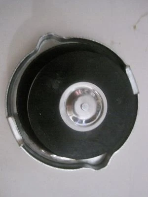 YN05P00010S006 Radiator Cap SK200-V SK200-6 SK210LC SK200 SK300 - Image 1 of 4