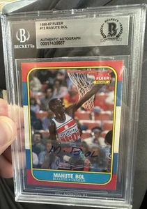 Manute Bol signiert 1986-87 Fleer Basketball #12 RC Rookie Beckett Sticker AUTO! - Bild 1 von 2