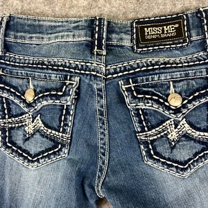 Pantalones de mezclilla Miss Me para mujer talla 28 azul recortados tiro bajo desgastados bolsillos con solapa - Imagen 1 de 10