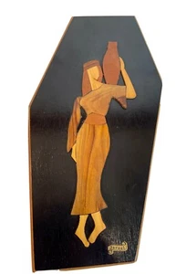 Wandbild Frau aus Holz trägt einen Krug Made in Israel - Bild 1 von 6