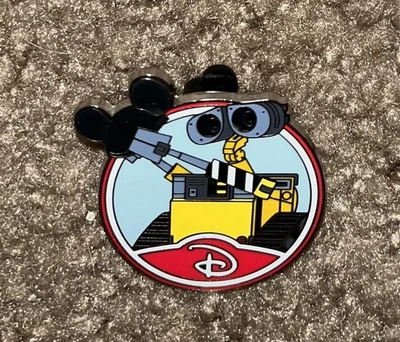 Disney Wall-E Círculo Icono D Logo Caja Misteriosa Robot Mickey Oreja Sombrero 2012 Prendedor Foto 1 de 2