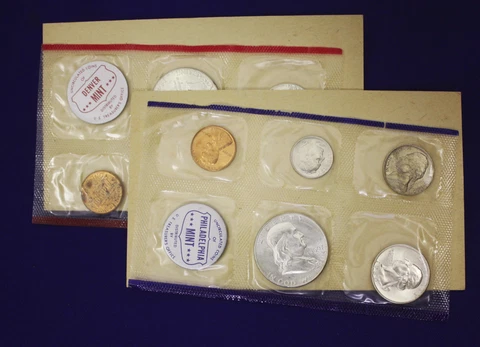 1960 Official U.S. Mint Set. Complete and original. 10 coins Both "P" & "D" Cover