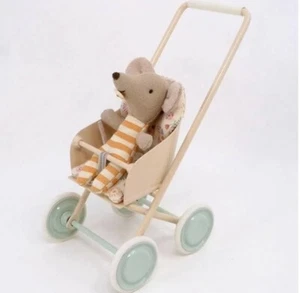 NEU Maileg Puppenmaus rosa Metall Micro Kinderwagen pudergrün Kinderwagen Vintage Look - Bild 1 von 6