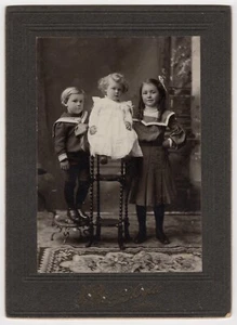 DREI KINDER : VON GILBERT G. OYLOE : OSSIAN, IOWA : VINTAGE FOTOGRAFIE um 1900 - Bild 1 von 4