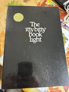 The Itty Bitty Book Light in Original Box with Spare Bulb and Instruction Book - Bild 1 von 9