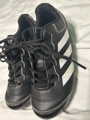 💙 ADIDAS TACOS DE BÉISBOL REDONDEADOS NIÑOS NIÑOS 12K ZAPATOS NEGROS CON CORDONES Foto 1 de 4