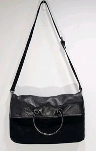 Bolso de hombro Sondra Roberts negro de cuero genuino y gamuza con anillo de metal - Imagen 1 de 9