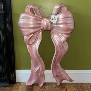 Nuovo CYNTHIA ROWLEY civetta gigante rosa fiocco da appendere decorazione parete 31" alto nuovo con etichette - Foto 1 di 5