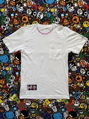 Camiseta Cromo Corazones Púrpura Cuello Escritura Logo Foto 1 de 4