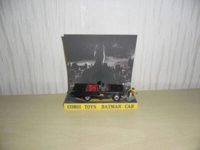 CORGI TOYS Bat Car Ford Thunderbird Code 3 mit Corgi Batman Figur  und Robin ! - Bild 1 von 4