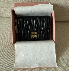 Portafoglio elegante moda nero matelassé pelle trapuntata porta carte logo oro - Foto 1 di 4