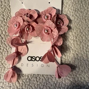 Pendientes colgantes de flores rosas boho de gran tamaño con perlas sintéticas de ASOS DESIGN - Imagen 1 de 2