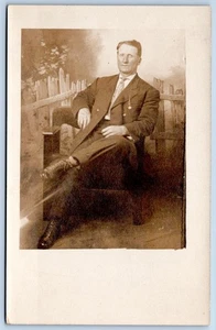 1909 RPPC HOMBRE en traje medalla/fob piquete valla estudio indianápolis foto postal - Imagen 1 de 2