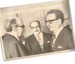 Foto de prensa del ministro de Cuba Paul Roa y presidente de Chile Salvador Allende 1971 - Imagen 1 de 2