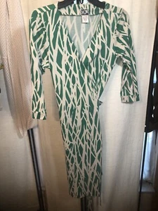 Diane Von Furstenberg Jeanne 100% Silk Jersey Wrap Dress Size 12 Twig Green 90’s - Picture 1 of 14