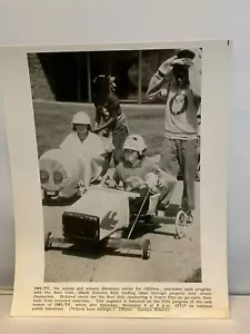 PBS B&W Fotografía Hoot Kids Grand Prix Go-carts BÚHO/TV Carolyn Meland - Imagen 1 de 4