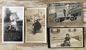 De colección B/W fotografías instantáneas niños montando coches de pedal coche de mano década 1920 década 1930 - Imagen 1 de 7