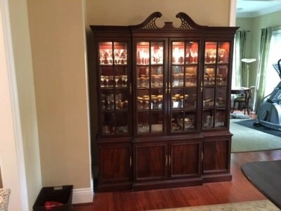 Armario porcelana iluminado blanco nogal americano, caoba.  Envío pagado por el comprador. Foto 1 de 2