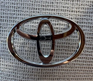 03-07 COROLLA FRONT GRILLE Emblem Chrome OEM NEW! 75311-02110 - Bild 1 von 4