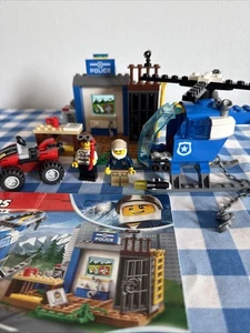 LEGO Juniors: Mountain Police Chase 10751 Complete W/ Minifigures & Instructions - Picture 1 of 6