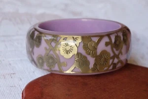 Vintage Pressed Brass Flower Filigree Reverse Purple Lucite/Resin Bangle - Bild 1 von 9