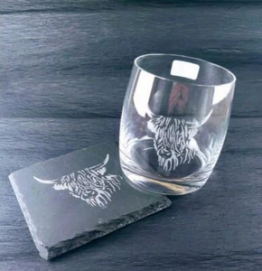 Vaso de whisky de cristal grabado de vaca Highland 350 ml y montaña rusa cuadrada de pizarra rústica - Imagen 1 de 3