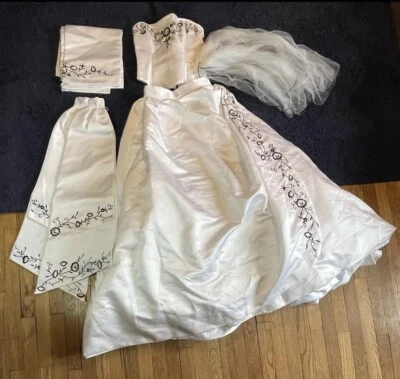 Vintage Maggie Sottero Wedding Dress White W/Black Embroidery Size 12 With Veil - Image 1 of 4