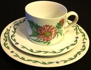 INTERNATIONAL TABLEWORKS TERRASSE BLÜTEN SALATTELLER TASSE & UNTERTASSE SET (S)  - Bild 1 von 3