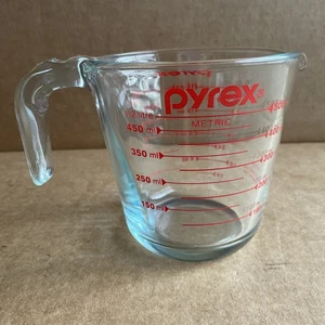 Jarra medidora vintage PYREX 2 tazas letra roja tinte azul mango abierto - Imagen 1 de 6
