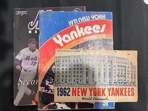 Lot Of 3 Baseball Magazine 1962/71 New York Yankee Yearbook/scorecard, 2002 Mets - Picture 1 of 7