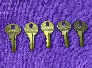 5 Master Lock Vecchie Chiavi Chiave Vintage X2015 - (2) X5111 - X2215 - X2407 - Foto 1 di 5