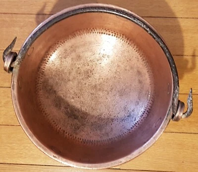 TRÈS ANCIEN CHAUDRON EN CUIVRE MARTELÉ - Photo 1/4