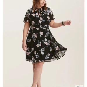 Torrid Damen Mehrfarbig Blumendruck Chiffon Skaterkleid Gr. 12 - Bild 1 von 8