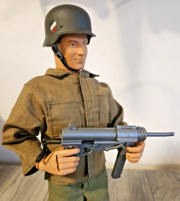 CASCO Y PISTOLA DE ENGRASE GI JOE Soldado Alemán Segunda Guerra Mundial 12" Siglo XXI de colección Foto 1 de 4