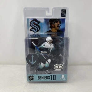 2023 Matty Beniers #10 Seattle Kraken McFarlane Hockey Figure Platino - Foto 1 di 8
