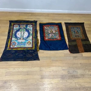 Antiker Thangka sitzender Buddha Menge 3 24,5” x 33,5” - 20,5” x 24”- 17” x 27” ~ - Bild 1 von 20