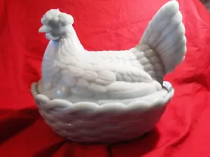 RARE BONBONNIERE EN OPALINE VALLERYSTHAL/PORTIEUX GROSSE POULE BLEU N°711/5 - Foto 1 di 8