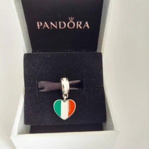 Dije colgante de plata con caja con bandera de Pandora Italia amor viaje amor - Imagen 1 de 6