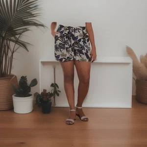 Dalia Collection Ladies' Linen Blend Tie Front Floral Short Size L 4-Pocket NEW - Picture 1 of 12