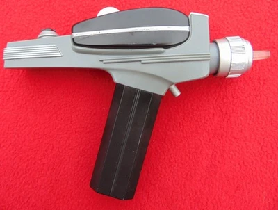 RARE 1994 PARAMOUNT PICTURES STAR TREK LASER ~LIGHTS AND SOUNDS RAY GUN ~WORKS! - Image 1 of 4