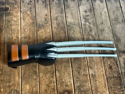 2008 Hasbro - Marvel Comics - X-Men Origins WOLVERINE Electronic Extending Claw - Image 1 of 4